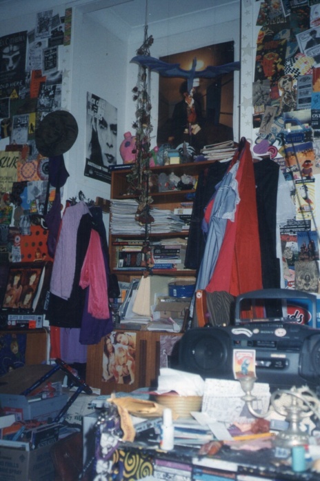 V Bedroom 1990s